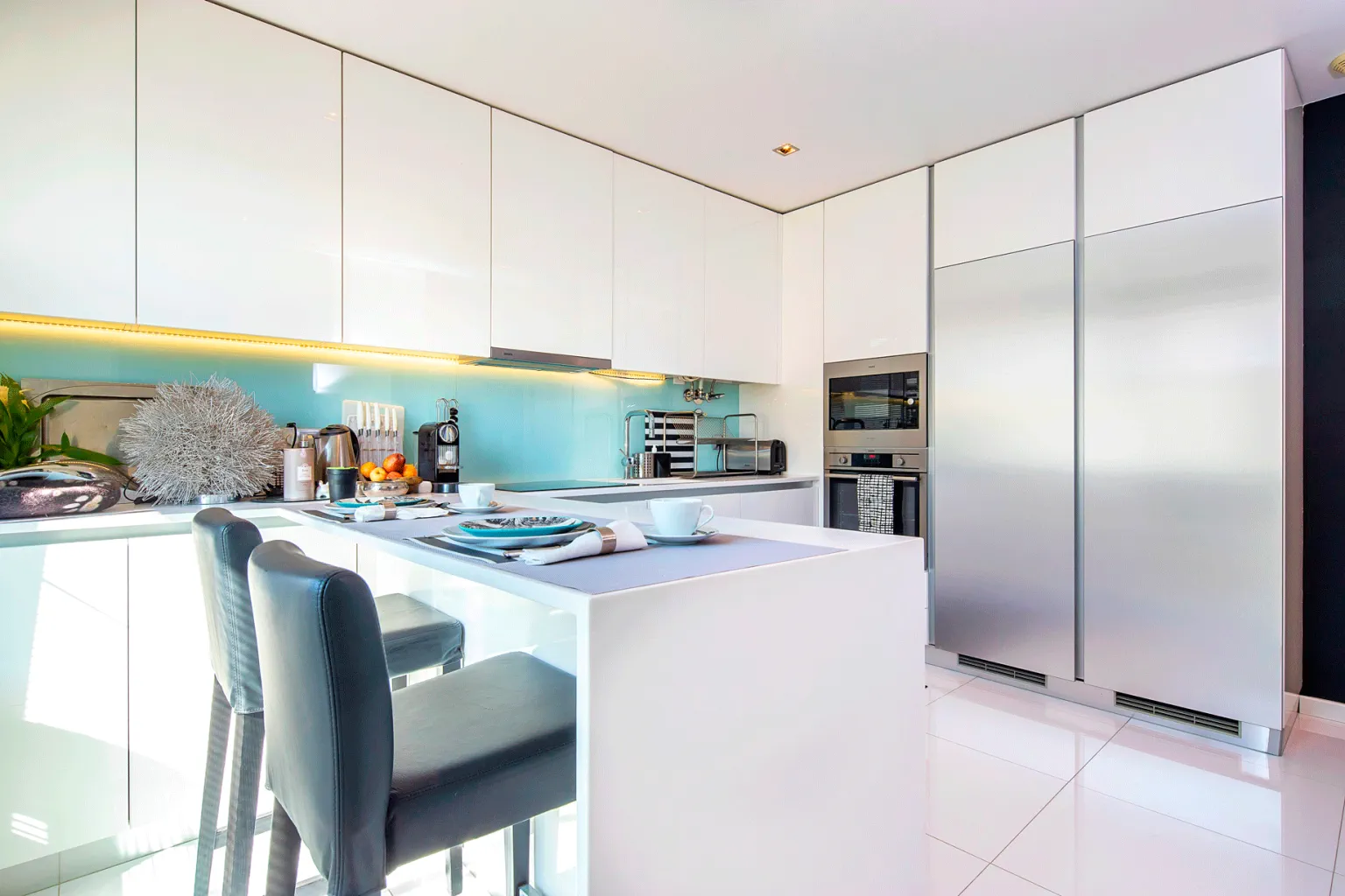 Cozinha contemporânea em pedra e madeira