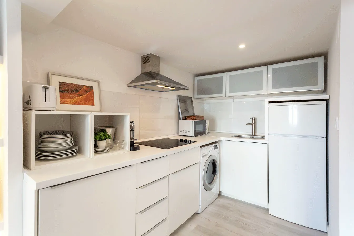 Cozinha clara com bancada contínua