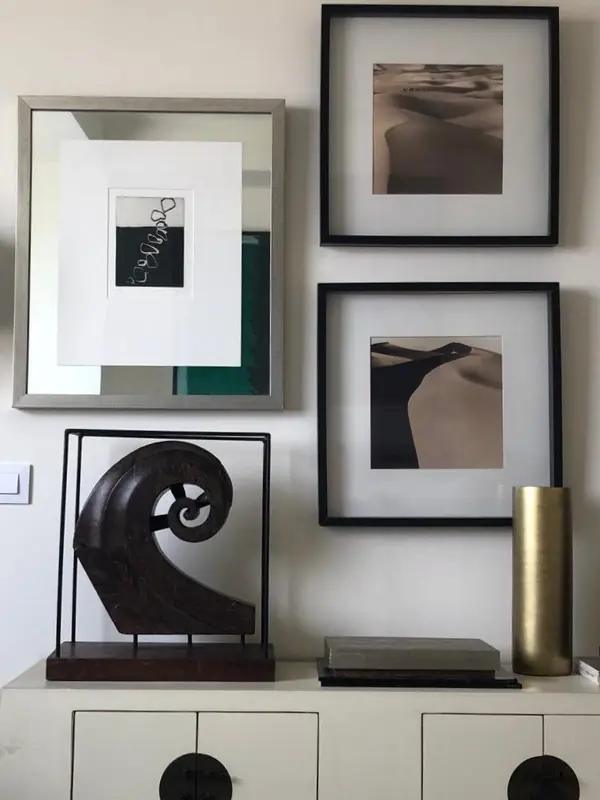 Composição de molduras com fotografias de dunas e escultura negra em espiral