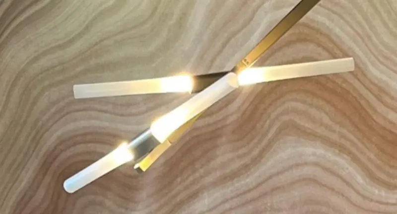 Candeeiro de barras de luz sobre superfície de veios ondulados