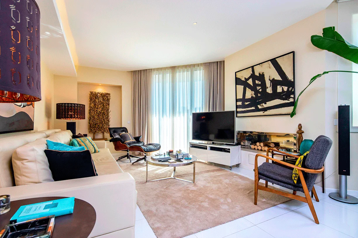 Sala com pinceladas de cor