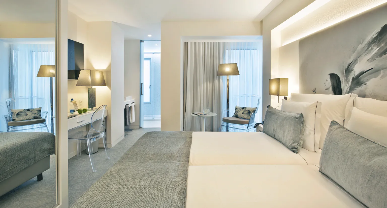 Suite clara com têxteis suaves