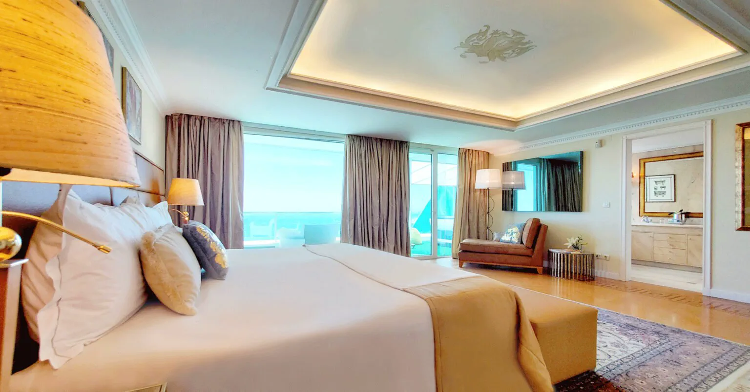 Quarto contemporâneo com pormenor em madeira