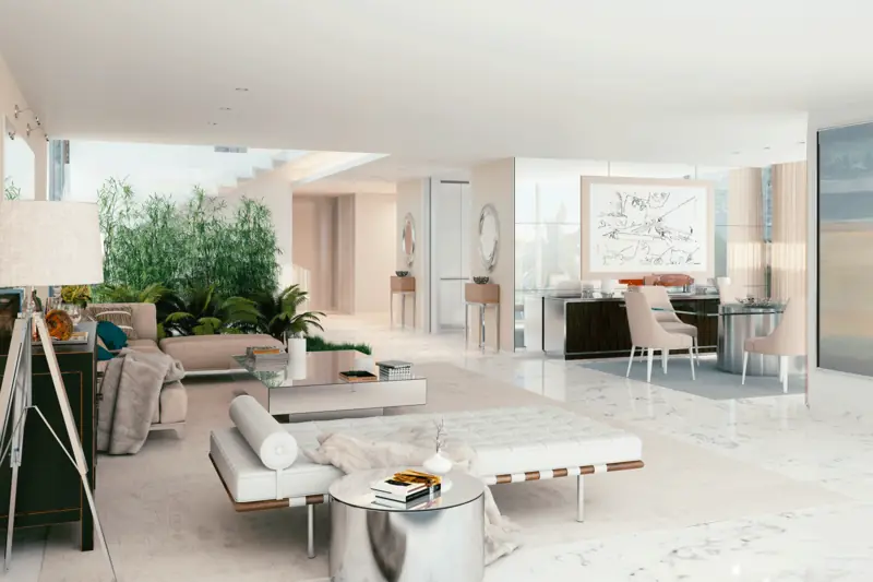 Sala com chaise longue branca, pátio interior com vegetação e zona de jantar ao fundo