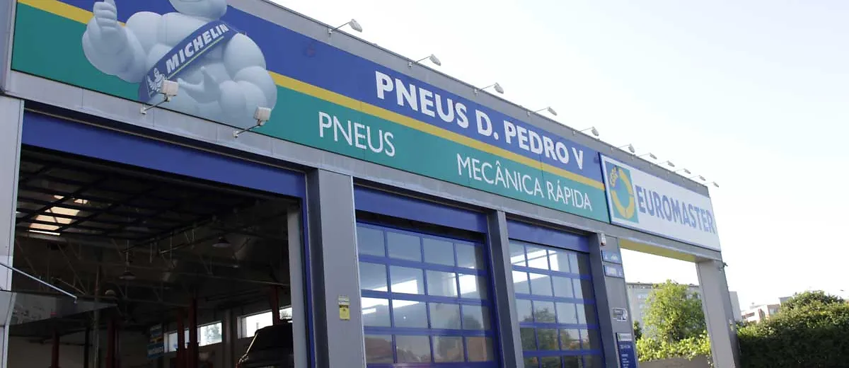 Fachada da Pneus D. Pedro V na Rua D. Pedro V, com as insígnias Michelin e Euromaster