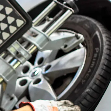 Roda de um ligeiro com o equipamento de alinhamento montado