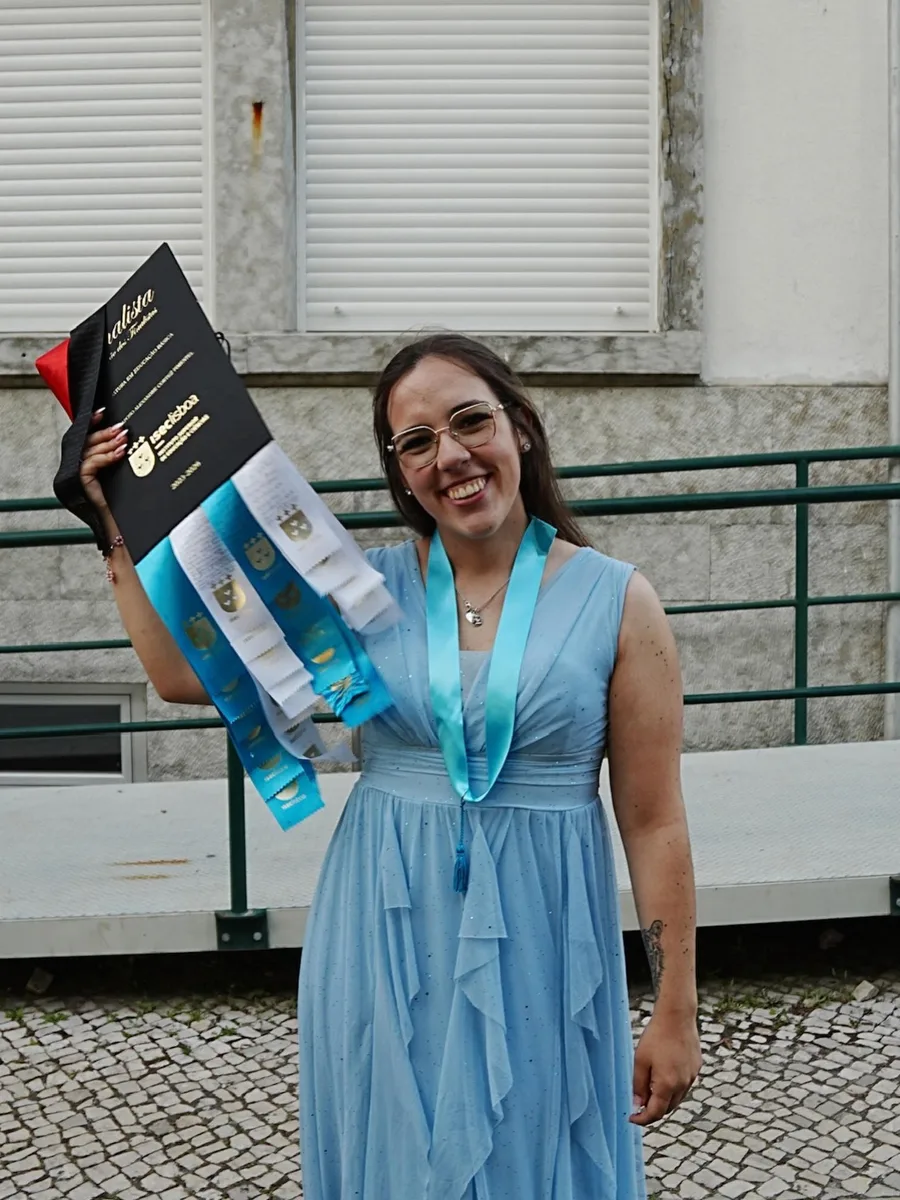 Beatriz Pimentel no dia da licenciatura, com o diploma e as fitas