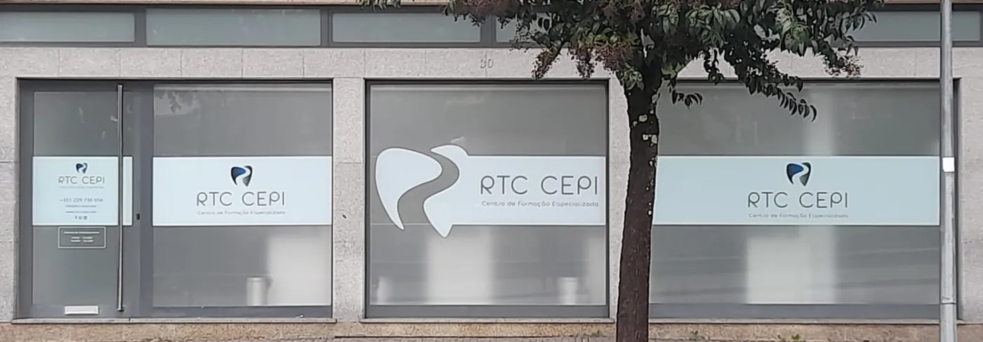 Fachada do RTC-CEPI com o logótipo nas montras, em Águas Santas