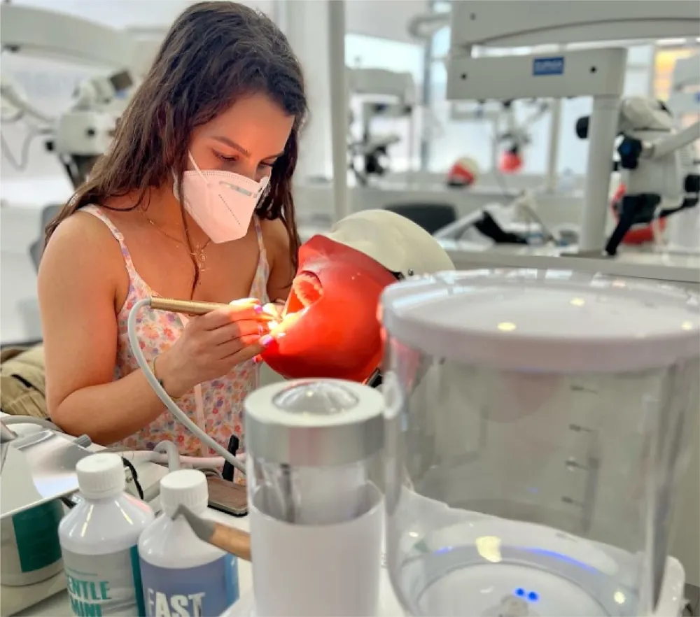 Formanda a trabalhar num simulador com peça de mão, no laboratório do RTC-CEPI