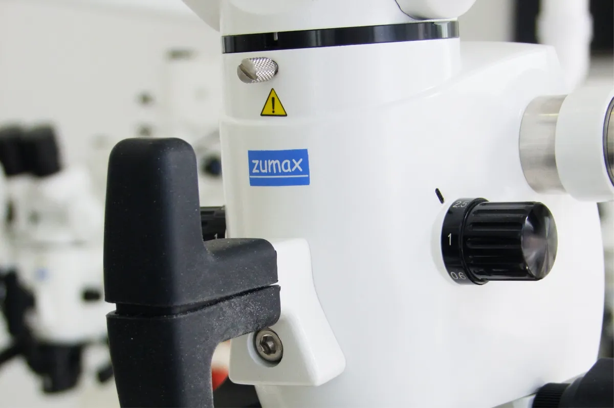 Microscópio operatório Zumax num posto de formação